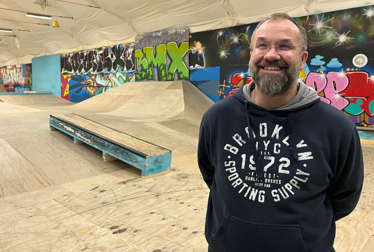 Marcus Östberg står inne i en BMX- och skatehall.